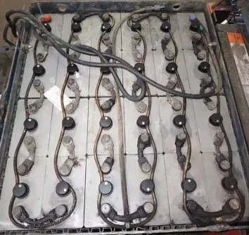 Forklift battery with connected terminals