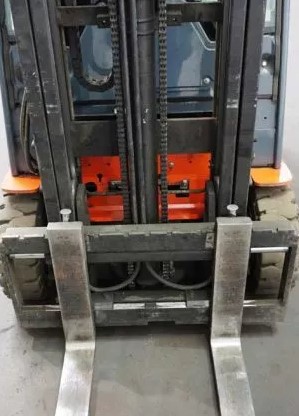 Forklift fork attachment and lifting mast