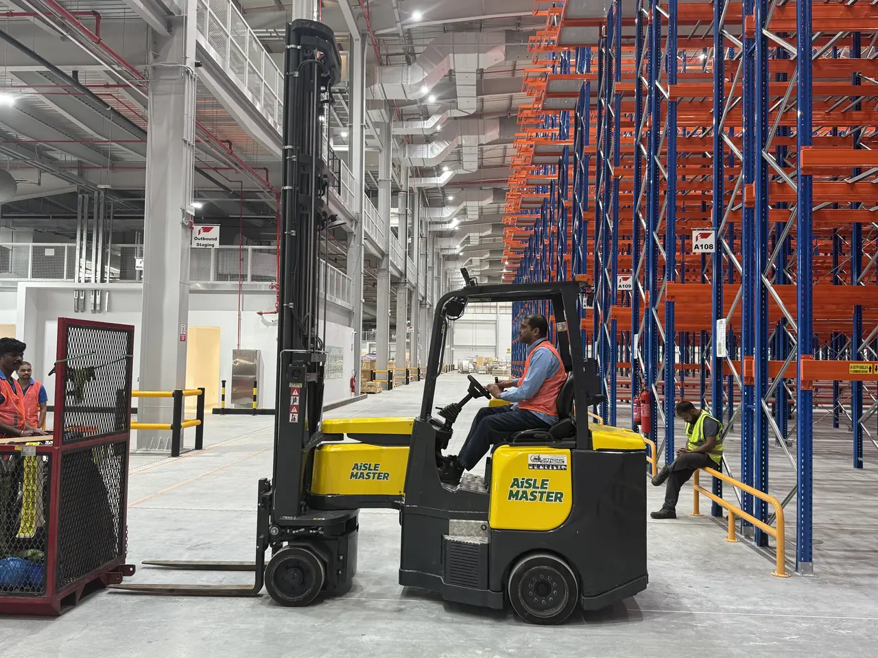 Your Introduction to Articulated Forklifts: Material Handling, Warehouse Solutions and Narrow Aisles